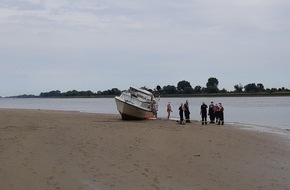 Wasserschutzpolizeiinspektion Oldenburg: WSPI-OLD: Gewässerverunreinigung durch trockengefallenes Sportboot