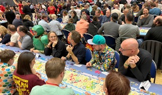 Neuer RID-Weltrekord zum 30. Jubiläum: 1.170 Teilnehmende spielen größtes CATAN-Spiel aller Zeiten!
