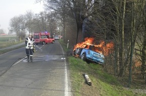 Kreispolizeibehörde Kleve: POL-KLE: Issum - Verkehrsunfall / 51-Jährige Fahrerin schwer verletzt, Auto brennt aus