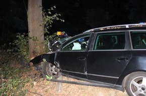 Kreispolizeibehörde Rhein-Kreis Neuss: POL-NE: Autofahrer wird bei Kollision mit Baum schwer verletzt