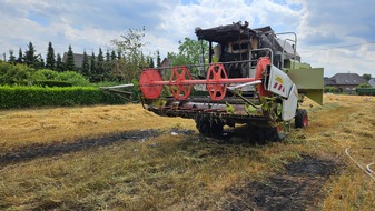 Feuerwehr Xanten: FW Xanten: Brand einer Erntemaschine in Marienbaum