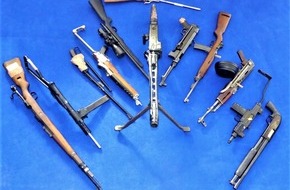 Zollfahndungsamt München: ZOLL-M: Rentner hortet Schuss-, Kriegs-, Hieb- bzw. Stichwaffen sowie Munition und kiloweise Schwarzpulver.