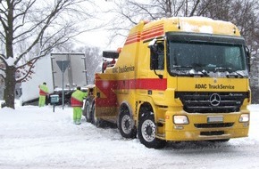 ADAC SE: Gefahr am Winterwochenende: Eisplatten auf Lkw-Dächern / Der ADAC TruckService gibt Tipps zur Enteisung