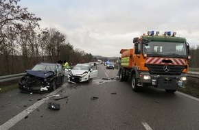 Polizeipräsidium Freiburg: POL-FR: Lörrach: Schwerer Unfall auf der A 98 - Auto prallt frontal in Baustellenabsicherung - zwei Verletzte, 40000 Euro Sachschaden