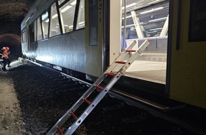 Kreisfeuerwehrverband Calw e.V.: KFV-CW: Zug kollidiert mit herabgest&uuml;rztem Felsblock / Passagiere &uuml;ber Leiter evakuiert / Gel&auml;nde erschwert Feuerwehreinsatz / Hydraulik&ouml;l ausgelaufen