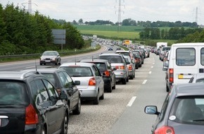 CosmosDirekt: Ruhepause auf Rädern: 35 Prozent der Autofahrer dösen im Stau (BILD)