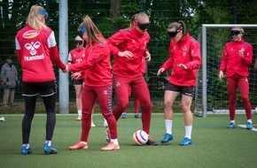 Deutsche Telekom AG: Ein Kick für Inklusion: FC-Frauen trainieren mit Blindenfußballer Hasan Koparan