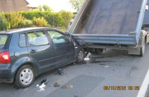 Polizeiinspektion Hildesheim: POL-HI: Elze - 63-jährige durch Sonne geblendete PKW-Fahrerin fährt auf Ladefläche eines LKW auf / LKW-Fahrer wird schwer verletzt