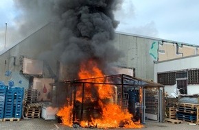 Feuerwehr und Rettungsdienst Bonn: FW-BN: Brennender Unterstand in Bonn-Tannenbusch