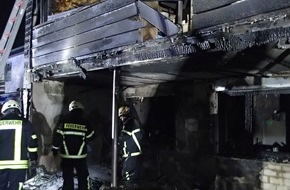 Feuerwehr Plettenberg: FW-PL: OT-Holthausen. Brand auf Terrasse griff auf Wohnhaus über. Gebäude wurde stark in Mitleidenschaft gezogen.