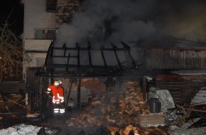 Polizeiinspektion Hameln-Pyrmont/Holzminden: POL-HOL: Grave - Hauptstraße: Holz- und Geräteschuppen ausgebrannt  - Brandursache noch unklar -