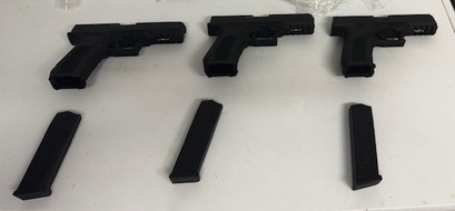 Zollfahndungsamt Essen: ZOLL-E: Pizza mit Schuss - Zollfahnder stellen drei Schusswaffen und 170.000 Stück Zigaretten sicher