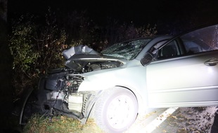 Kreispolizeibehörde Herford: POL-HF: Auto prallt gegen Baum - Fahrer unter Alkoholeinfluss