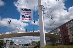 Robin Wood e.V.: Kletteraktion von ROBIN WOOD-Aktivist*innen bei internationaler "Fridays for Future"-Demo in Aachen