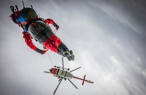 DRF Luftrettung: Spektakuläres Foto einer Windenrettung / DRF Luftrettung mit "Photo of the Year Award" ausgezeichnet
