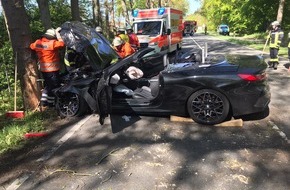 Polizeiinspektion Lüneburg/Lüchow-Dannenberg/Uelzen: POL-LG: ++ Bücherschrank beschädigt - mit Flasche geschlagen ++ Pkw prallt gegen Baum - Fahrer schwer verletzt ++