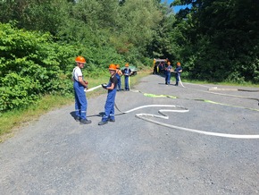 FW-AR: Jahresübung der Jugendfeuerwehr Arnsberg: Einsatz unter realistischen Bedingungen