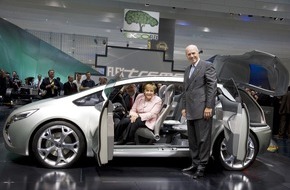 Opel Automobile GmbH: Bundeskanzlerin von Opel-Konzeptfahrzeug beeindruckt / Opel beim traditionellen IAA-Eröffnungsrundgang erste Station unter den Autoherstellern