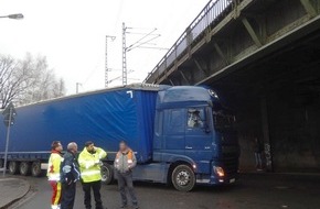 Bundespolizeiinspektion Flensburg: BPOL-FL: LKW-Fahrer fährt gegen Eisenbahnbrücke