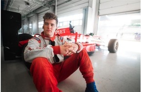 Jochen Schweizer GmbH: Motorsporterlebnisse für PS- und Adrenalinjunkies: Influencer und Profi-Biker Elias Schwärzler eröffnet die Formel 1 Saison bei Jochen Schweizer