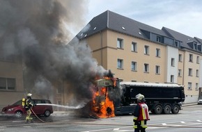 Feuerwehr Essen: FW-E: Zugmaschine geht in Flammen auf - Fahrer bleibt unverletzt