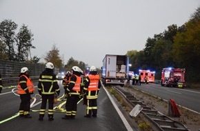 Feuerwehr Iserlohn: FW-MK: Sattelzug durchbricht auf der Bundesautobahn A46 die Mittelleitplanke