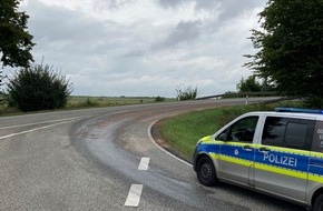 Polizeipräsidium Mittelhessen - Pressestelle Wetterau: POL-WE: Öl auf der Fahrbahn - Polizei bittet um Hinweise auf Verursacher in Reichelsheim! + Im Vorbeifahren touchiert und geflüchtet in Karben +