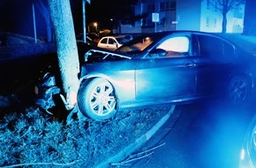 Polizei Mettmann: POL-ME: Flucht vor der Polizei endet vor einem Baum - Ratingen - 2201006