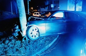 Polizei Mettmann: POL-ME: Flucht vor der Polizei endet vor einem Baum - Ratingen - 2201006