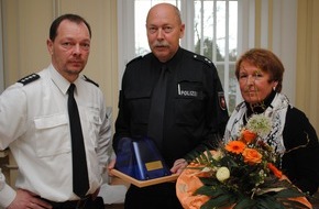 Polizeiinspektion Hameln-Pyrmont/Holzminden: POL-HOL: Polizeistation Eschershausen:  Stationsleiter Eckhard Schomburg in den Ruhestand verabschiedet  - Jetzt noch ehrenamtlich als Schiedsmann in der Samtgemeinde Bevern aktiv -