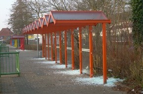 Polizeiinspektion Cuxhaven: POL-CUX: Vandalen richten hohen Schaden an - Unbekannte zerstören Buswartehäuschen für Schüler (Bildmaterial)