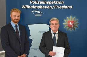 Polizeiinspektion Wilhelmshaven/Friesland: POL-WHV: Die Verabschiedung von Harro Körner: Leiter des 5. Fachkommissariats genießt nach einem "Herzlichen Danke" nun seinen wohlverdienten Ruhestand