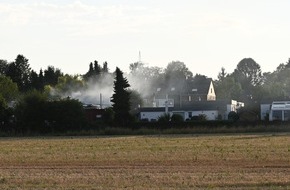 Feuerwehr Pulheim: FW Pulheim: Heckenbrand bedroht Bungalow