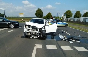 Polizei Minden-Lübbecke: POL-MI: Drei Leichtverletzte und zwei Autos nach Unfall Schrott