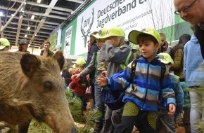 Messe Berlin GmbH: Grüne Woche 2018: Deutscher Jagdverband thematisiert das Problem "Wildunfall" / Erlebnispfad im naturnahen Biotop der Halle 4.2