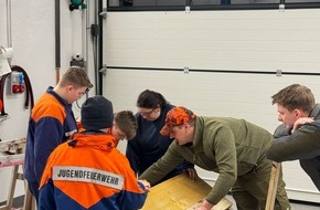 Feuerwehr der Stadt Arnsberg: FW-AR: Breitenbrucher Jugendfeuerwehr baut Entenhaus