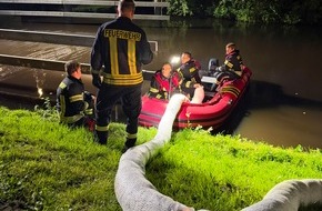 Freiwillige Feuerwehr Aurich: FW-AUR: M&uuml;lltonnenbrand zugleich mit &Ouml;laustritt auf Gew&auml;sser