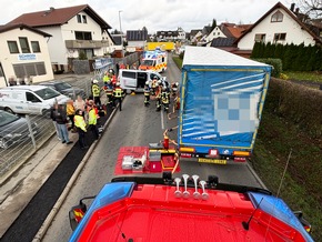 KFV Bodenseekreis: B33: Kollision von Kleinbus mit LKW