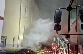 Feuerwehr Essen: FW-E: Keller und Dachgeschosswohnung brennen in einem Mehrfamilienhaus -Menschenrettung über Drehleiter, eine Person schwer verletzt