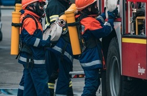 Feuerwehr Wenden: FW Wenden: Jahresabschluss - Jugendfeuerwehr bekämpft Industriebrand