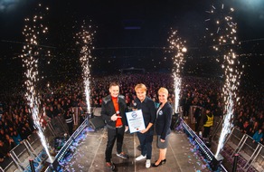 REKORD-INSTITUT für DEUTSCHLAND: RID-Weltrekord in Veltins-Arena: 44.848 Personen feiern ganz offiziell die größte 80er-Jahre Party-Veranstaltung