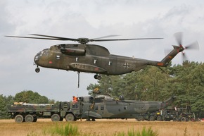 Deutsche Marine - Bilder der Woche: Ungewöhnliche Rettung für einen SAR-Hubschrauber - &quot;Sea King&quot; per Lufttransport zurück nach Kiel