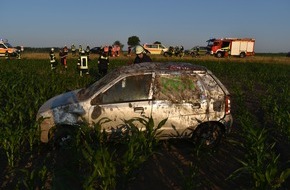 Polizeiinspektion Stade: POL-STD: Auto überschlägt sich bei Unfall nahe Dollern - alkoholisierter Autofahrer flüchtete, RTW während Einsatzfahrt durch Überholer auf Gegenfahrbahn gefährdet