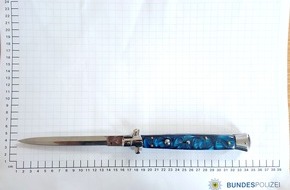Bundespolizeidirektion Sankt Augustin: BPOL NRW: Bundespolizei nimmt Verkehrssünder mit Haftbefehl fest und beschlagnahmt bei einer weiteren Person 34 cm langes Springmesser