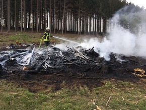 FW-OE: Abraumfeuer gerät außer Kontrolle - Feuerwehr löscht Waldbrand
