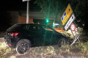 Polizeipräsidium Westpfalz: POL-PPWP: Unfallauto hängt fest - Fahrer flüchtet
