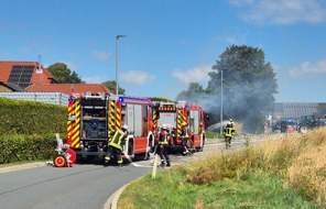 Feuerwehr Ense: FW Ense: Heckenbrand (Ursache unklar)
