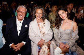 Marc Cain GmbH: Hollywood-Schauspielerin Andie MacDowell und Tochter Rainey Qualley zu Gast bei der Marc Cain Fashion Show in Berlin