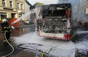 Feuerwehr Iserlohn: FW-MK: Schulbus brennt am Mittwochmorgen