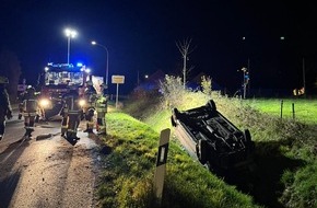 Feuerwehr Gemeinde Rheurdt: FW Rheurdt: PKW landet im Graben auf dem Dach - Feuerwehr im Einsatz